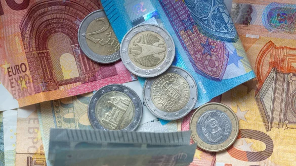 Bargeld bleibt Bundesbank-Vorstand Balz zufolge auch in Zukunft ein wichtiger Bestandteil des Zahlungsverkehrs. (Symbolbild) - © Fernando Gutierrez-Juarez/dpa