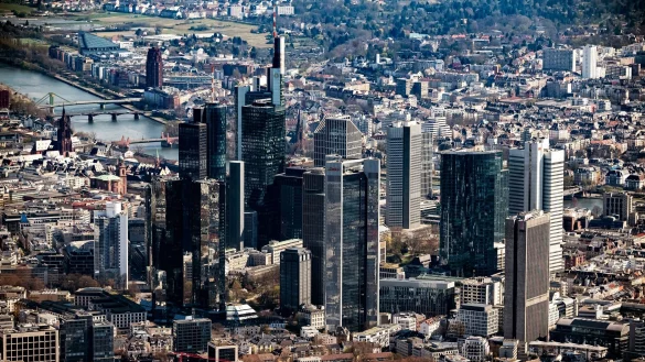 Banken-Skyline in Frankfurt: Mit Cum-Cum-Deals verursachten Banken gesch&auml;tzt einen Steuerschaden in Milliardenh&ouml;he. (Symbolbild) - &copy; Uli Deck/dpa