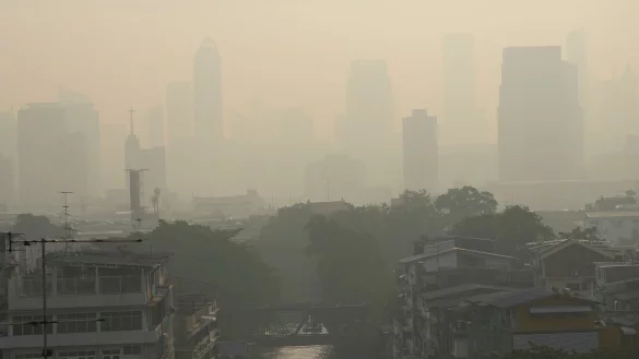 Bangkoks Skyline liegt häufig unter einer giftigen Smog-Wolke. - © Sakchai Lalit/AP/dpa