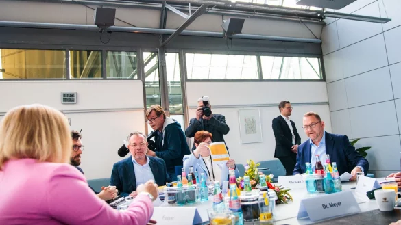 Die Unterhändler von Arbeitgebern und Gewerkschaften im öffentlichen Dienst treffen sich schon zum vierten Mal. - © Carsten Koall/dpa