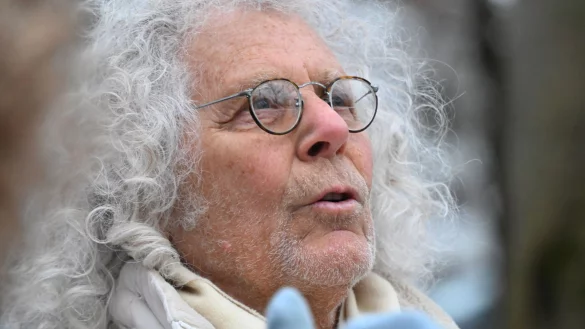 Rainer Langhans, Ikone der 68er-Bewegung, setzt sich mit dem Sterben auseinander. (Archivbild) - © Felix Hörhager/dpa