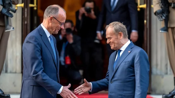 Herzliche Begr&uuml;&szlig;ung - Bundeskanzler Merz zum Antrittsbesuch in Warschau - &copy; Michael Kappeler/dpa