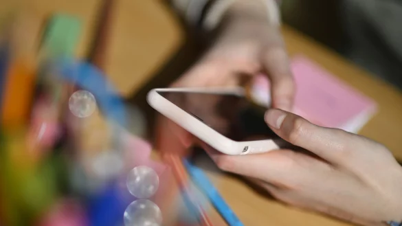Jugendliche verbringen oft täglich mehrere Stunden mit dem Smartphone in der Hand. (Symbolbid) - © Marijan Murat/dpa