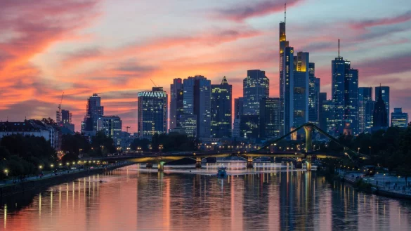 Finanzplatz Frankfurt: Die neue EU-Behörde soll von hier aus Geldwäsche in Europa bekämpfen (Archivbild) - © Boris Roessler/dpa