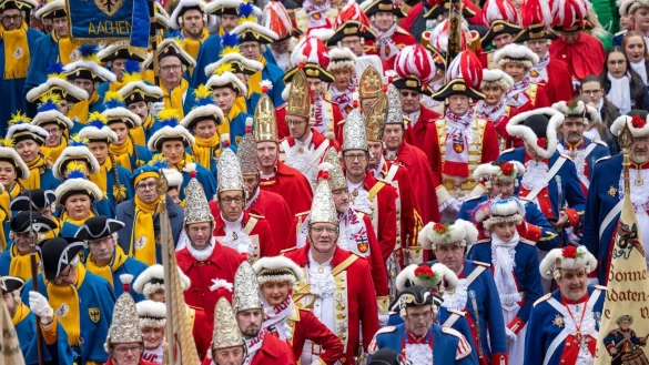 Mit einem bunten Aufmarsch und ausgelassenen Partys haben tausende Menschen in der Düsseldorfer Altstadt den 200. Geburtstag des Düsseldorfer Karnevals gefeiert. - © Thomas Banneyer/dpa