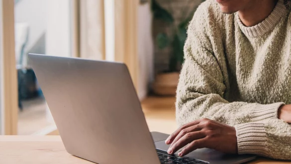 Länger Freude am Laptop: Mit regelmäßigen Backups und Updates lassen sich viele Probleme vermeiden. - © Zacharie Scheurer/dpa-tmn