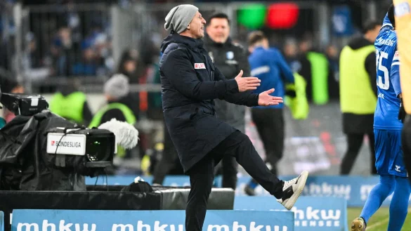 Gerhard Struber, Trainer des 1. FC Köln, steht am Spielfeldrand. Nach dem 0:3 war er angefressen. - © Christophe Gateau/dpa