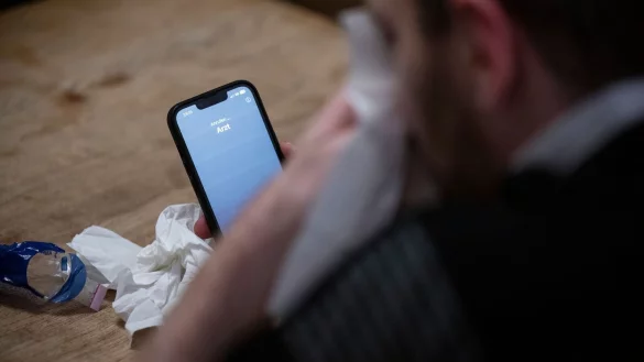 Fehlzeiten wegen Krankheit lagen im ersten Halbjahr auf erhöhtem Niveau. (Archivbild) - © Hannes P Albert/dpa