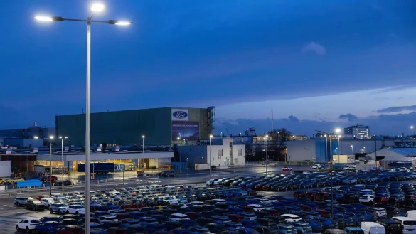 Die Stellenabbaupläne in den Kölner Ford-Werken bewegen weiterhin die Belegschaft. Rund 8.000 Beschäftigte kamen am Dienstag zu einer Betriebsversammlung. - © Rolf Vennenbernd/dpa