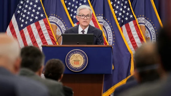 Die Federal Reserve mischt sich nicht in die Politik ein - doch die von US-Präsident Donald Trumps Zollpolitik ausgelöste Unsicherheit macht es den Notenbankern schwer, ihren Kurs festzulegen. - © Mark Schiefelbein/AP/dpa