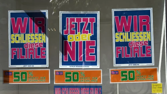 Der Modekonzern Esprit meldete im Sommer 2024 Insolvenz für sein Europageschäft an. Bis Anfang des Jahres schlossen alle Filialen in Deutschland. - © Martin Schutt/dpa