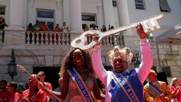 Mit der Übergabe des Stadtschlüssels beginnt der Karneval in Rio de Janeiro. - © Silvia Izquierdo/AP/dpa