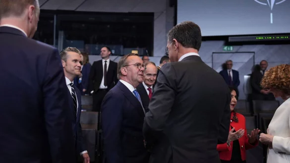 Verteidigungsminister Boris Pistorius und seine Kollegen müssen nun das größte Nato-Aufrüstungsprogramm seit Jahrzehnten umsetzen. - © Virginia Mayo/AP/dpa