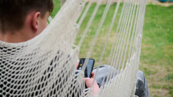 Viele Jugendliche bringen enorm viel Zeit vor ihrem Handy und in den sozialen Medien. - © Annette Riedl/dpa