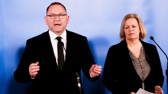 Frank Werneke, Vorsitzender der Dienstleistungsgewerkschaft Verdi, und Bundesinnenministerin Nancy Faeser (SPD) geben ein Pressestatement während der Verhandlungen der Dienstleistungsgewerkschaft Verdi mit Vertretern der öffentlichen Arbeitgeber. - © Carsten Koall/dpa