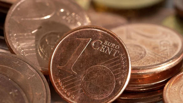 Unbeliebt und teuer: Ein- und Zwei-Cent-Münzen (Archivbild) - © Karlheinz Schindler/dpa