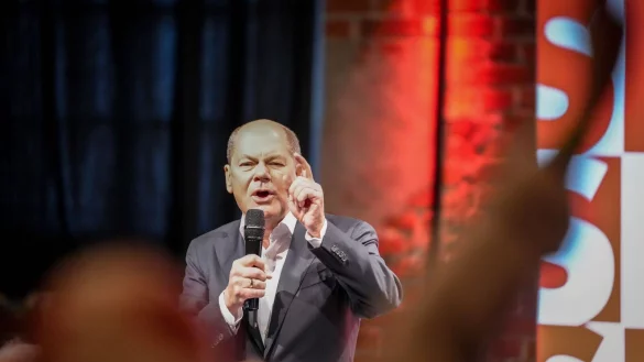 Scholz startete in Bielefeld seine Wahlkampftour mit mehr als 30 Bürgergesprächen. - © Kay Nietfeld/dpa