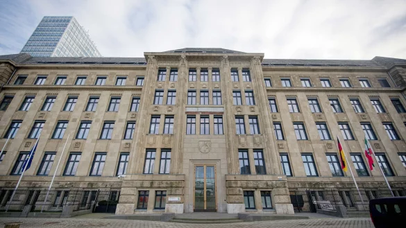 Bei der Sanierung der Staatskanzlei in Düsseldorf soll es zu Betrügereien gekommen sein. (Archivbild) - © Henning Kaiser/dpa