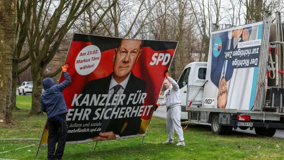 Schon werden die ersten Wahlplakate abgebaut, wie hier in Gelsenkirchen. In der nordrhein-westfälischen Stadt landete die AfD laut Daten der Bundeswahlleiterin mit 24,7 Prozent der Zweitstimmen knapp vor der SPD, die 24,1 Prozent erhielt. - © Christoph Reichwein/dpa