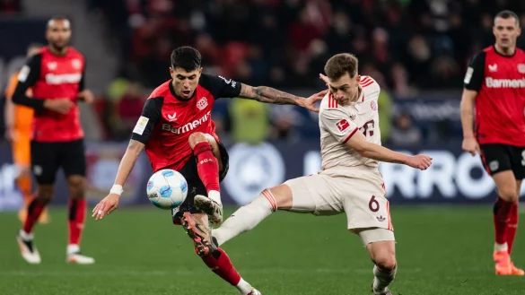 Die Bayern um Joshua Kimmich (r) erkämpfen sich ein Remis bei Bayer Leverkusen - © Marius Becker/dpa