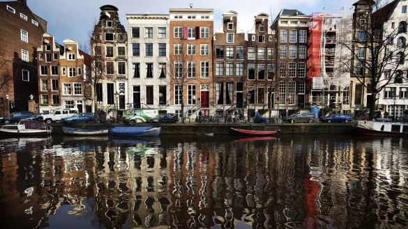Bald sollen auf den Grachten in Amsterdam nur noch emissionsfreie Boote unterwegs sein (Archivbild). - &copy; picture alliance / dpa