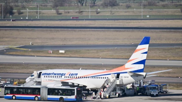 Es ist bereits der zweite Charterflug für Afghaninnen und Afghanen, die von Islamabad nach Deutschland gebracht werden. - © Sebastian Christoph Gollnow/dpa