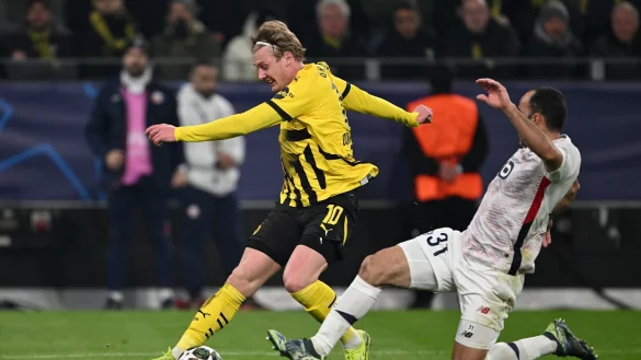 Wie lange bleibt Julian Brandt (l) noch bei Borussia Dortmund? - © Federico Gambarini/dpa