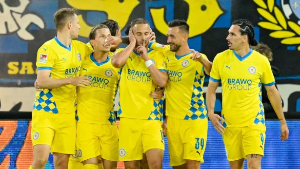 Eintracht Braunschweig hat das Relegationshinspiel zur 2. Bundesliga beim 1. FC Saarbrücken gewonnen. - © Uwe Anspach/dpa