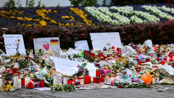 Viele Menschen haben nach dem Anschlag Blumen niedergelegt und Kerzen gebracht. (Archivbild) - © Christoph Reichwein/dpa