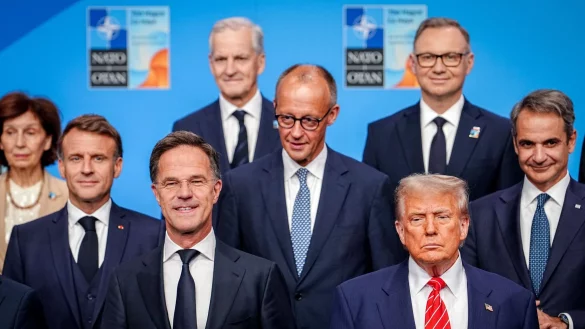 Trump und seine europäischen Verbündeten: Zunächst halten sie zusammen. - © Kay Nietfeld/dpa