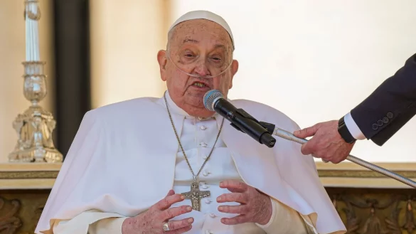 Überraschung in Rom: Kranker Papst spricht kurz zu den Gläubigen. - © Andrew Medichini/AP/dpa