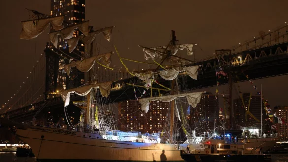 Bei der Kollision wurden unter anderem die Masten des Schiffes beschädigt. - © Yuki Iwamura/AP/dpa