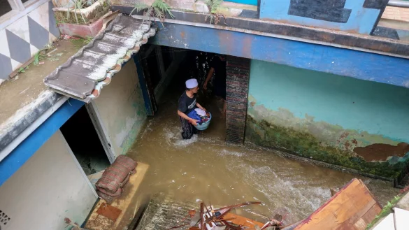 Mindestens drei Menschen sind in den Fluten ums Leben gekommen. - © Rangga Firmansyah/XinHua/dpa