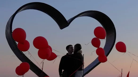 Kraft schöpfen viele junge Menschen aus Familie, Partnerschaft und persönlichen Lebenszielen. (Symbolbild) - © Petros Karadjias/AP/dpa
