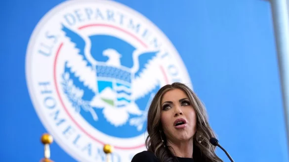 US-Heimatschutzministerin Noem wirbt für «Selbstabschiebung». (Archivbild) - © Manuel Balce Ceneta/AP Pool/AP/dpa