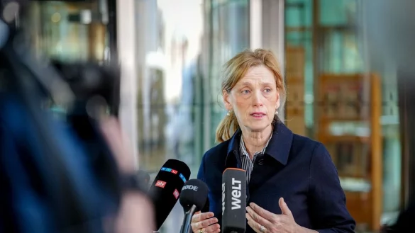 CDU-Bundesvize Prien geht optimistisch in die nächsten Koalitionsgespräche. - © Kay Nietfeld/dpa