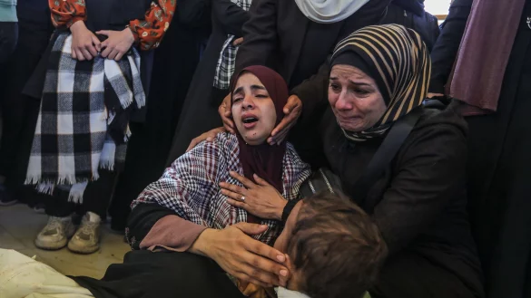 Frauen im Gazastreifen trauern um getötete Angehörige. - © Abed Rahim Khatib/dpa