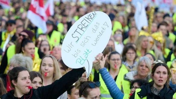 Beschäftige im öffentlichen Dienst demonstrieren für mehr Geld - wie hier in Dortmund. (Archivbild) - © Bernd Thissen/dpa