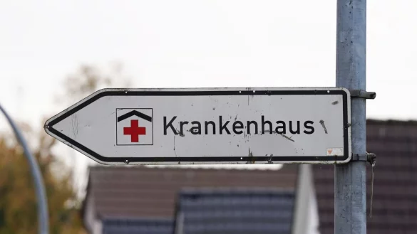 Die NRW-Landesregierung hat die Krankenhauslandschaft umgebaut - dagegen regt sich Widerstand bei vielen Kliniken. (Archivbild) - © Marcus Brandt/dpa