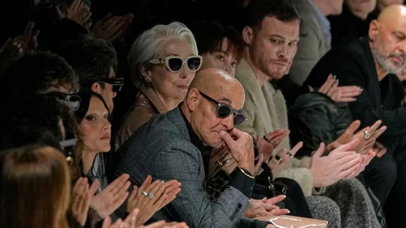 Meryl Streep taucht in Mailand bei der Schau von Dolce & Gabbana auf, mit Stanley Tucci (ebenfalls mit Sonnenbrille) an ihrer Seite. - &copy; Luca Bruno/AP/dpa