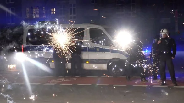 Angriffe auf Rettungssanitäter sowie auf Einsatzkräfte von Polizei und Feuerwehr haben die Politik auf den Plan gerufen. (Archivbild) - © Julius-Christian Schreiner/TNN/dpa