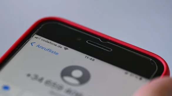Ein Anruf aus Spanien, den man so gar nicht erwartet? Gut möglich, dass es sich um Betrüger handelt - wie hier auf einem Handy mit Vodafone-Vertrag. - © Wolf von Dewitz/dpa
