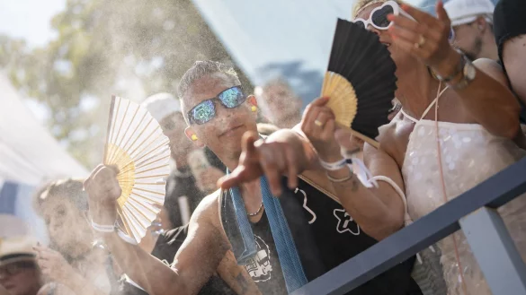 Fächer waren wegen der großen Hitze ein wichtiges Parade-Accessoire. - © Til Buergy/KEYSTONE/dpa