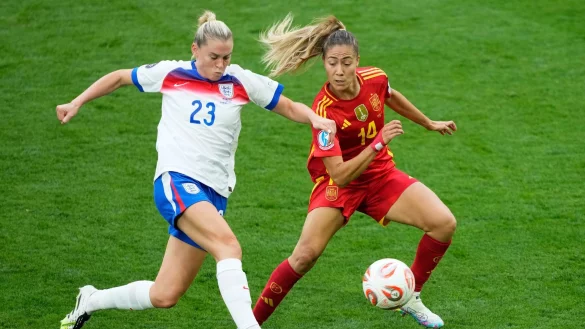 Die Engländerinnen und Spanierinnen lieferten sich ein hart umkämpftes EM-Finale - © Michael Probst/AP/dpa
