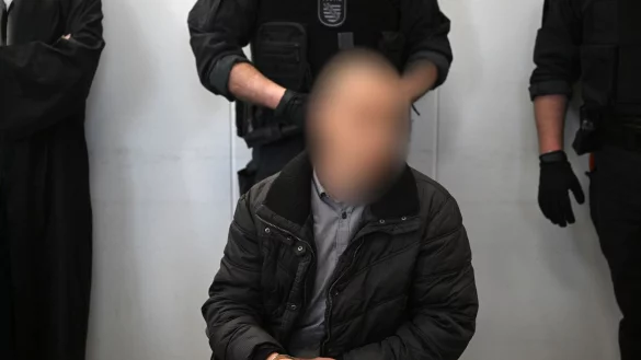 Der wegen Mordes an der neunjährigen Valeriia Angeklagte wartet am Landgericht Chemnitz auf den Beginn seines Prozesses. - © Hendrik Schmidt/dpa