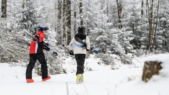 Manche nutzen das Wetter für Wintersport. - © Swen Pförtner/dpa