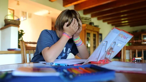 Kinder mit ADHS haben unter anderem häufig Probleme mit der Konzentration, etwa auf Schulstoff. Diagnose und Therapie gehört in die Hände von Fachpersonen mit entsprechender Qualifikation. - © Julian Stratenschulte/dpa/dpa-tmn