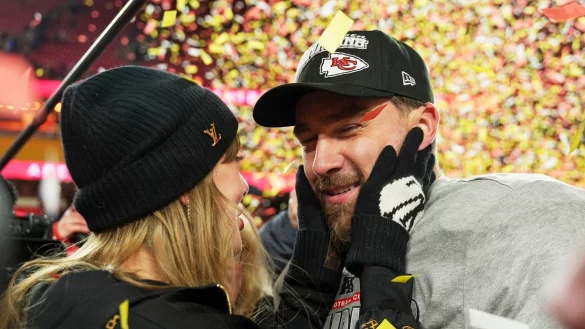 Travis Kelce spielte eine unauffällige Partie, war beim Feiern mit Freundin Taylor Swift aber vorne dabei. - © Charlie Riedel/AP/dpa