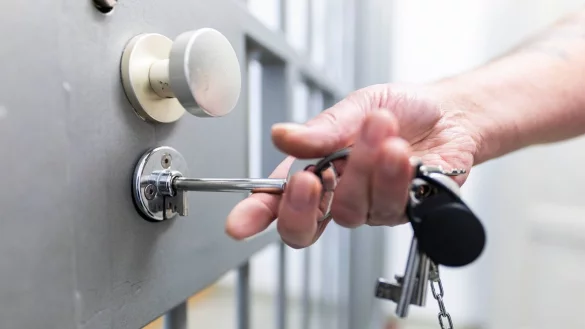 Der Suizid eines Jugendlichen in der JVA Ottweiler beschäftigt Justiz und Politik. (Symbolbild) - © Michael Matthey/dpa