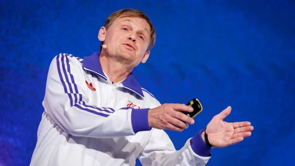 Adidas macht bessere Gewinne, Vorstandschef Björn Gulden fürchtet aber die Auswirkungen von US-Zöllen (Archivbild). - © Daniel Karmann/dpa